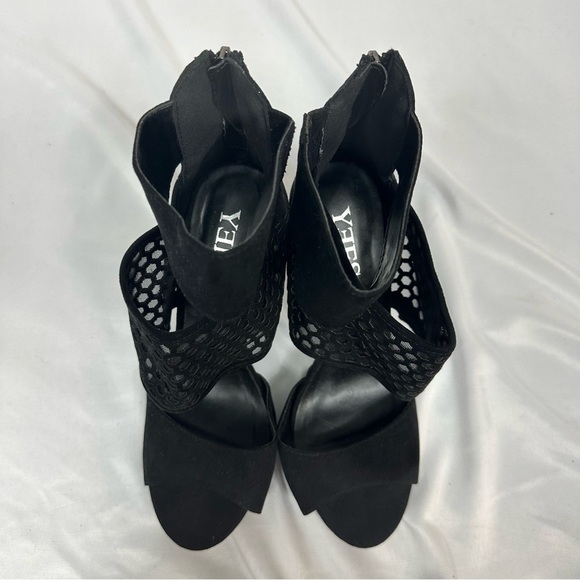 YEES Black Heels in Size 38 - Picture 6 of 6